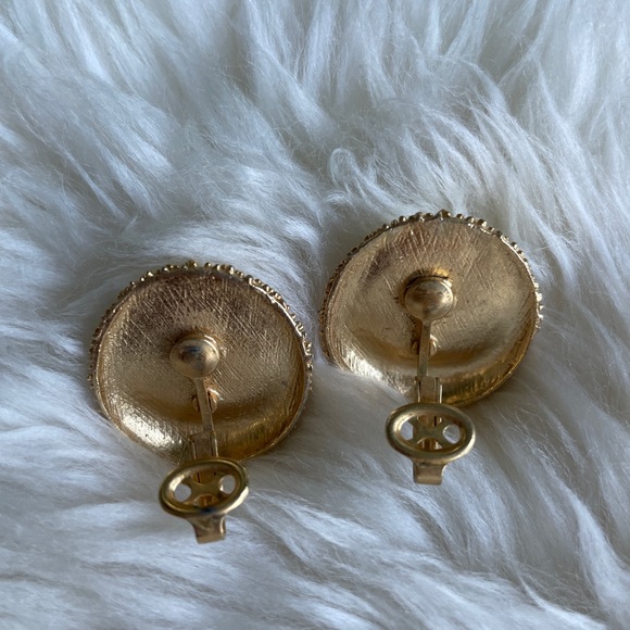 Vintage Trifari Textured Gold Tone and Cream Cabochon Clip-on Earrings - Picture 6 of 7